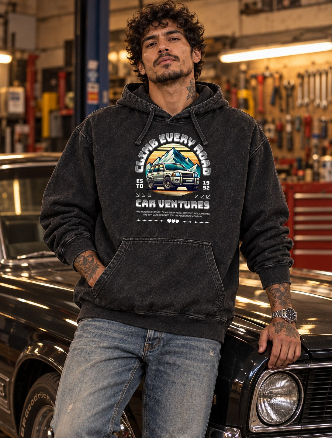 Polerón Canguro Acid Wash Car Ventures – foto con modelo (imagen referencial)