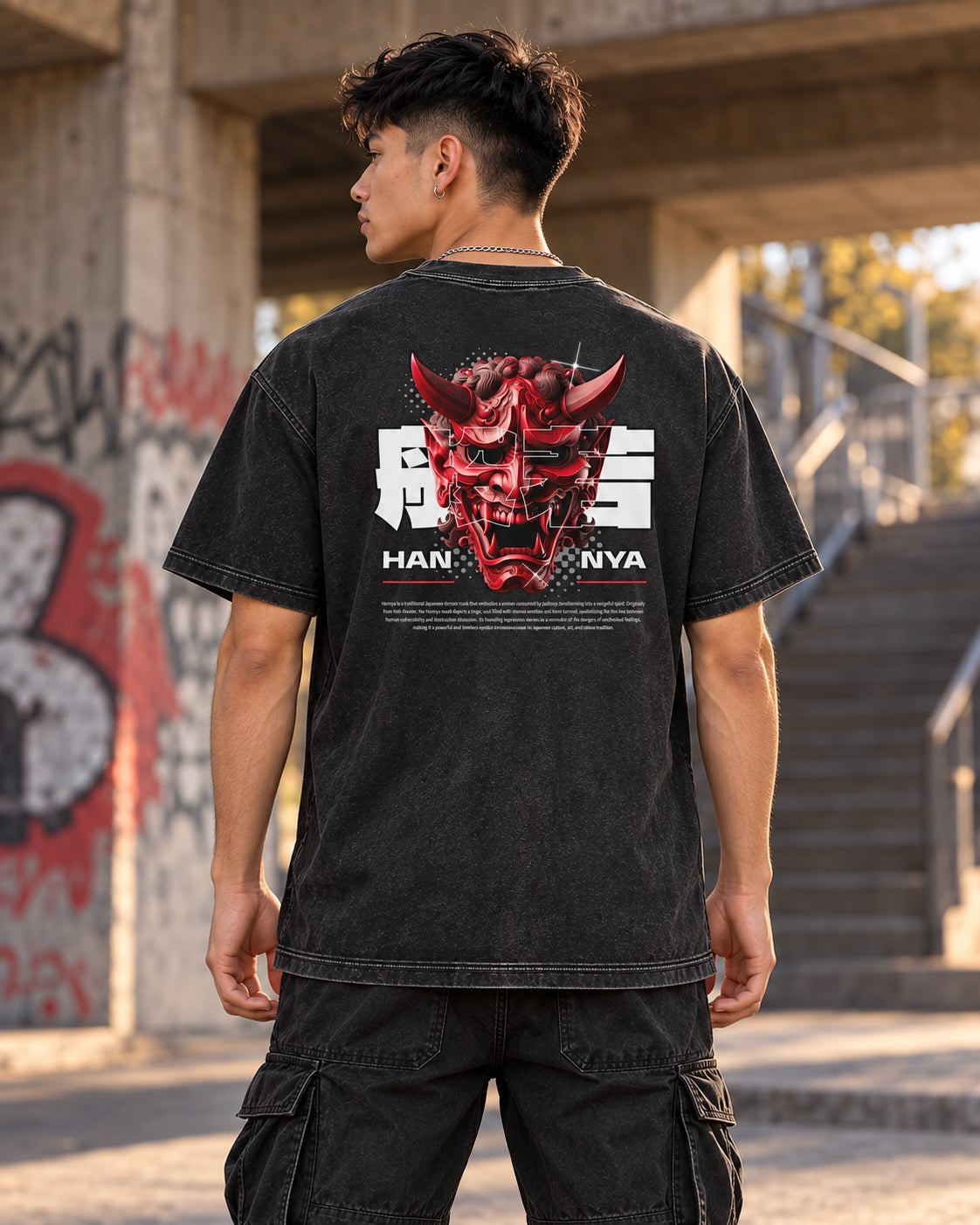 Polera Acid Wash Hannya Mask – foto con modelo (espalda) (imagen referencial)
