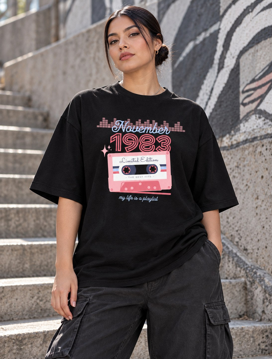 Polera Oversize Retro Cassette 1983 – foto con modelo (imagen referencial)