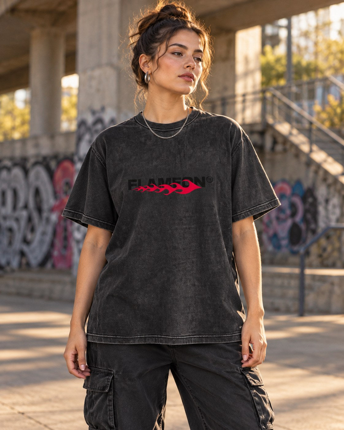 Polera Acid Wash Flame Rose – foto con modelo (imagen referencial)