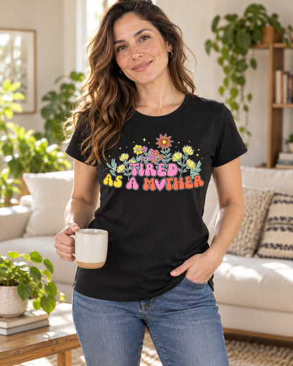 Polera Premium Tired Mom – foto con modelo (imagen referencial)