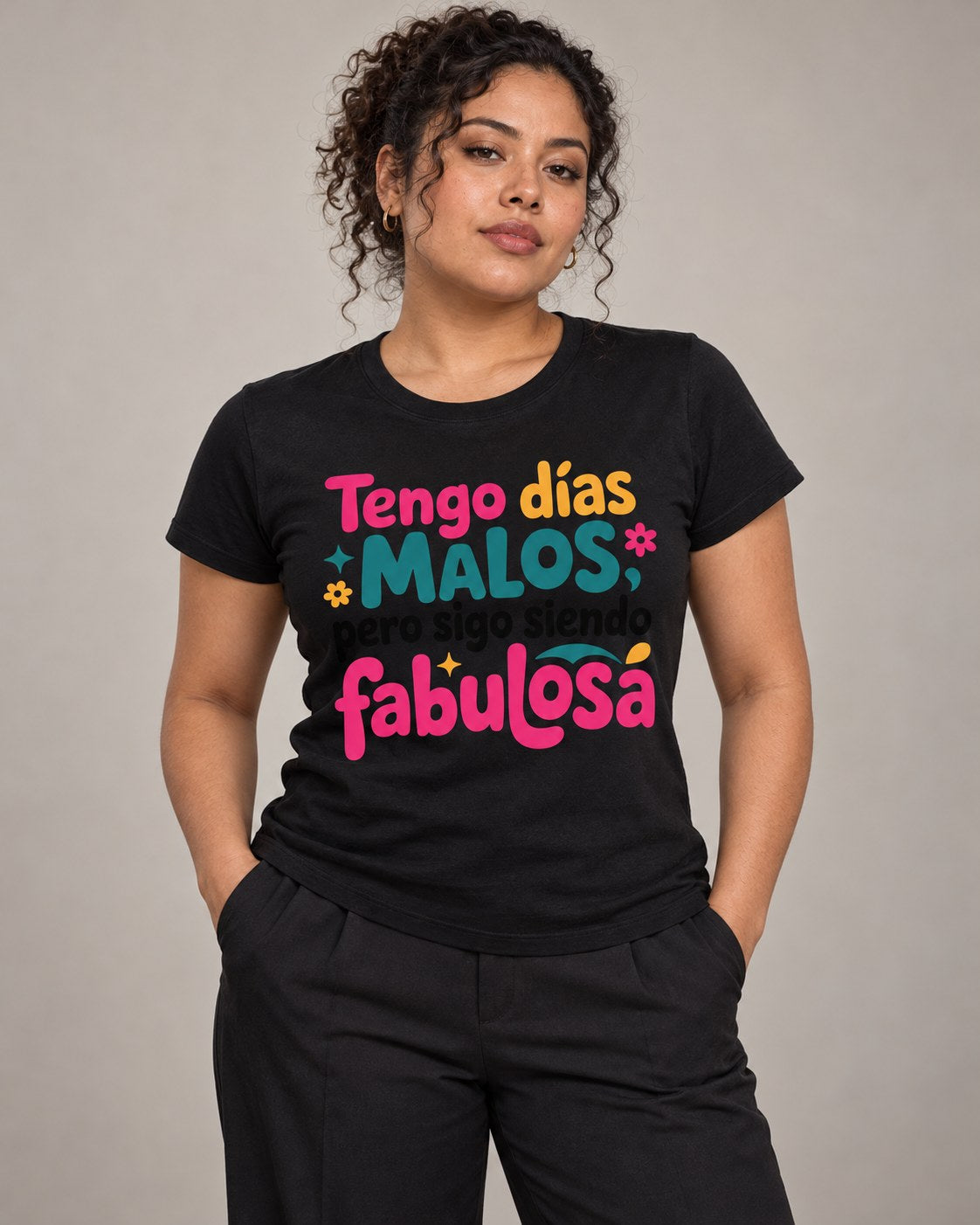 Polera Mujer Días Malos, Sigo Fabulosa – foto con modelo (imagen referencial)