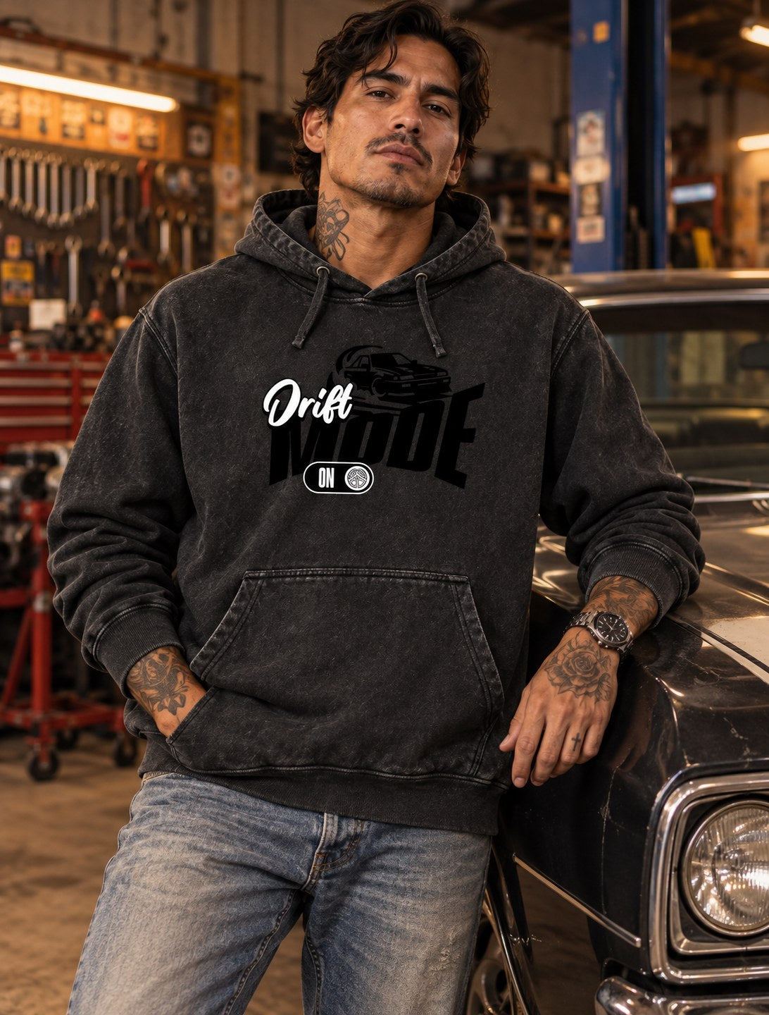 Polerón Canguro Acid Wash Classic Car – foto con modelo (imagen referencial)