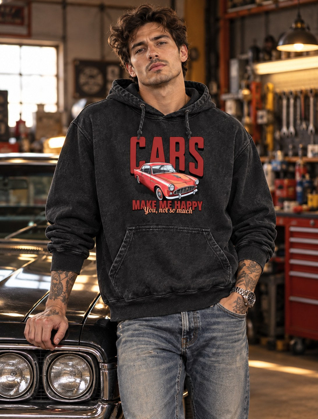 Polerón Canguro Acid Wash Cars Make Me Happy – foto con modelo (imagen referencial)