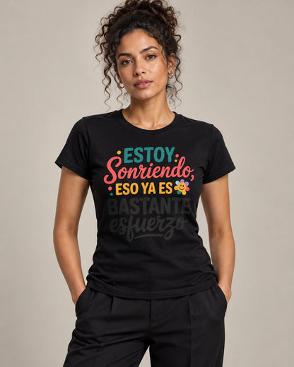 Polera Mujer Sonreír Ya es Esfuerzo – foto con modelo (imagen referencial)