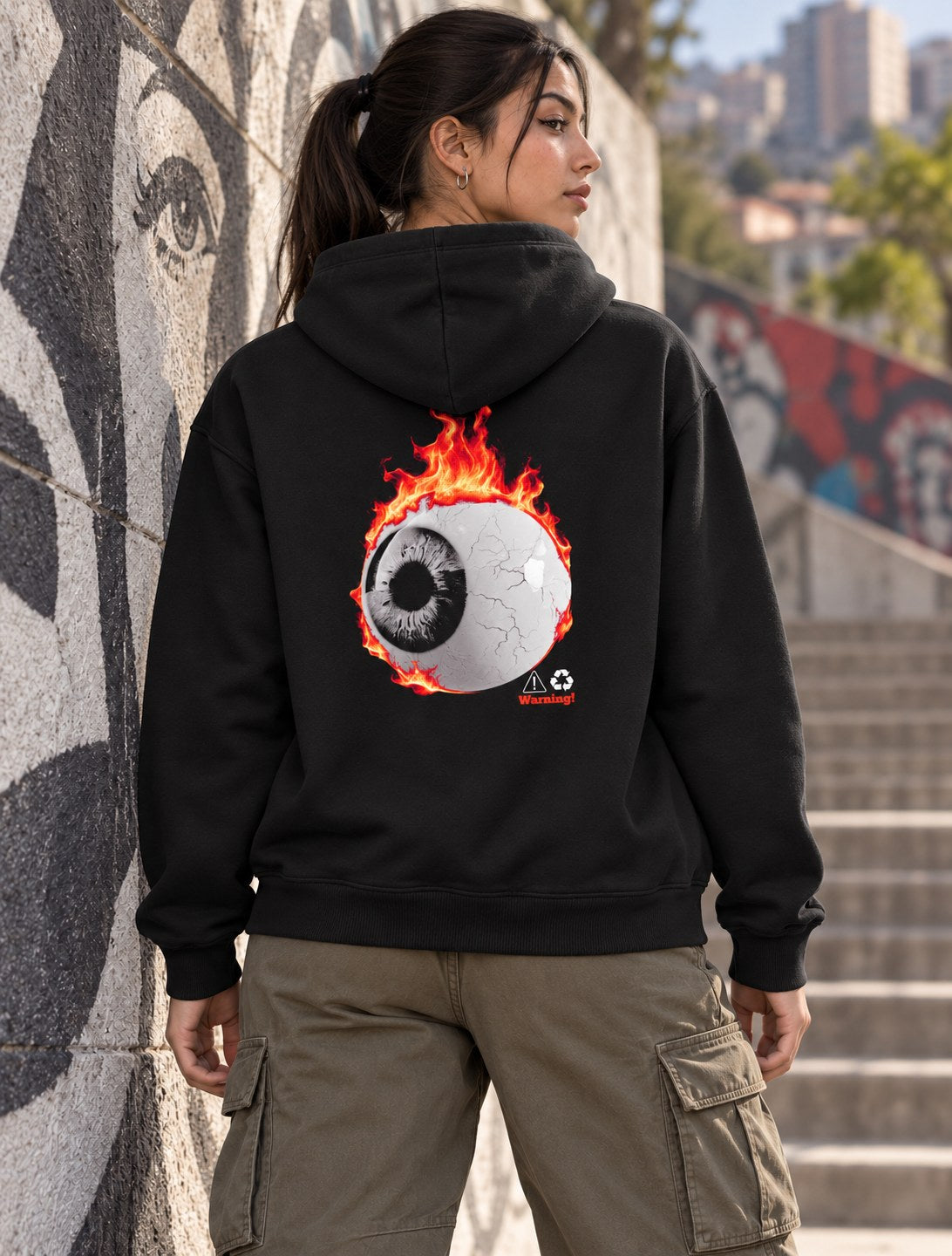 Polerón Burning Eyesight – foto con modelo (espalda) (imagen referencial)