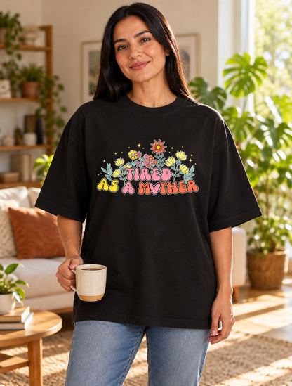 Polera Oversize Tired Mom – foto con modelo (imagen referencial)